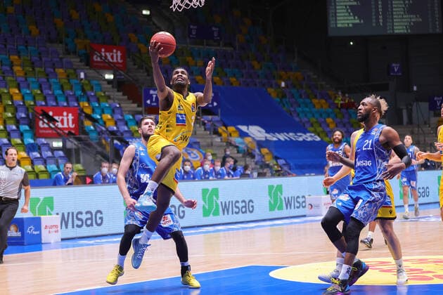 Fraport Skyliners MHP GIANTS Ludwigsburg, easyCredit BBL lay-up for Jaleen Smith Ludwigsburg, 3 against Jon Axel Gudmundsson Fraport Skyliners, 30 and Kamari Murphy Fraport Skyliners, 21 easyCredit BBL basketball game between Fraport Skyliners and MHP GIANTS Ludwigsburg on December 12, 2020 in the Fraport Arena in Frankfurt am Main, Frankfurt am Main Hesse Germany Fraport Arena