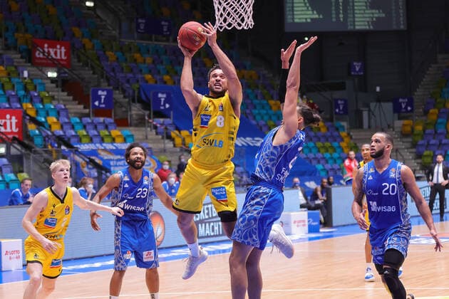 Fraport Skyliners MHP GIANTS Ludwigsburg, easyCredit BBL lay-up for Elias Harris Ludwigsburg, 8 against Michael Kessens Fraport Skyliners, 2 easyCredit BBL basketball game between Fraport Skyliners and MHP GIANTS Ludwigsburg on December 12, 2020 in the Fraport Arena in Frankfurt am Main, Frankfurt am Main Hesse Germany Fraport Arena