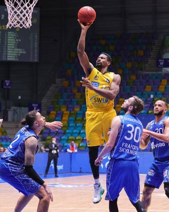 Fraport Skyliners MHP GIANTS Ludwigsburg, easyCredit BBL distance throw by Yorman Polas Bartolo Ludwigsburg, 13 against Michael Kessens Fraport Skyliners, 2 and Jon Axel Gudmundsson Fraport Skyliners, 30 easyCredit BBL basketball game between Fraport Skyliners and MHP GIANTS Ludwigsburg on December 12, 2020 in the Fraport Arena in Frankfurt am Main, Frankfurt am Main Hesse Germany Fraport Arena