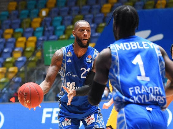 12 12 2020, xhbx, Basketball BBL Bundesliga, Frankfurt Skyliners MHP Riesen Ludwigsburg emspor, v l Kamari Murphy Fraport Skyliners Frankfurt , Matt Mobley Fraport Skyliners Frankfurt DFL DFB REGULATIONS PROHIBIT ANY USE OF PHOTOGRAPHS as IMAGE SEQUENCES and or QUASI VIDEO Frankfurt am Main