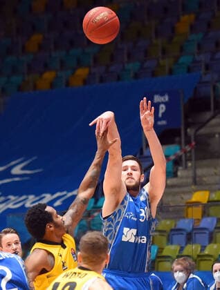12 12 2020, xhbx, Basketball BBL Bundesliga, Frankfurt Skyliners MHP Riesen Ludwigsburg emspor, v l Jon Axel Gudmundsson Fraport Skyliners Frankfurt DFL DFB REGULATIONS PROHIBIT ANY USE OF PHOTOGRAPHS as IMAGE SEQUENCES and or QUASI VIDEO Frankfurt am Main