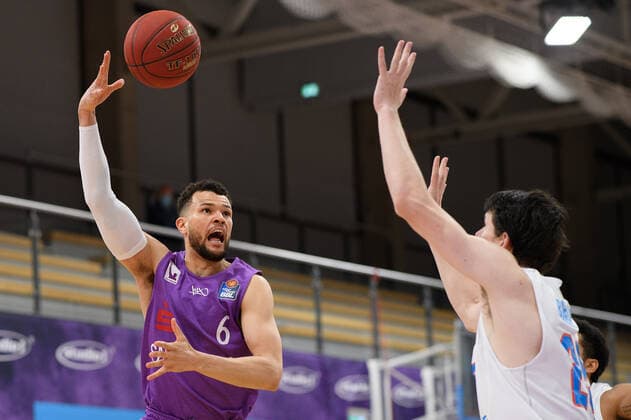 BG Göttingen Syntainics MBC 12 12 2020, Basketball Bundesliga easyCredit BBL, season 2020 2021, main round, 6 matchday, BG Göttingen Syntainics MBC Göttingens Luke Nelson l plays against Weißenfels AJ Brodeur Göttingen Lower Saxony Germany