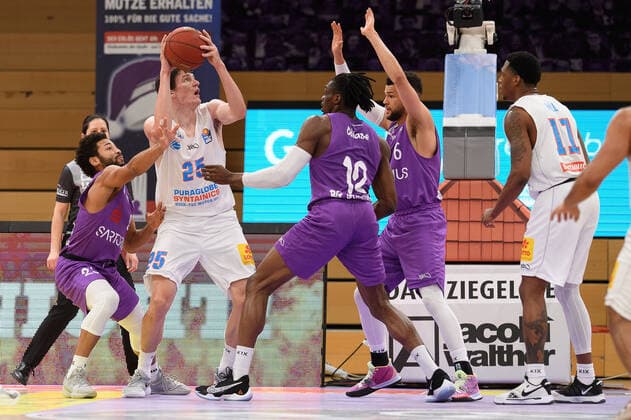 BG Göttingen Syntainics MBC 12 12 2020, Basketball Bundesliga easyCredit BBL, Season 2020 2021, Main Round, 6 matchday, BG Göttingen Syntainics MBC Weißenfels AJ Brodeur plays against Göttingens Galen Robinson Jr , Göttingens Tai Odiase and Göttingens Luke Nelson Göttingen Lower Saxony Germany
