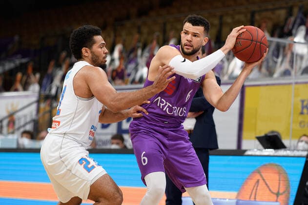 BG Göttingen Syntainics MBC 12 12 2020, Basketball Bundesliga easyCredit BBL, Season 2020 2021, Main Round, 6 matchday, BG Göttingen Syntainics MBC Göttingens Luke Nelson r plays against Weißenfels Quinton Hooker Göttingen Lower Saxony Germany