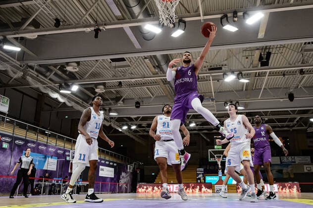 BG Göttingen Syntainics MBC 12 12 2020, Basketball Bundesliga easyCredit BBL, season 2020 2021, main round, 6 matchday, BG Göttingen Syntainics MBC Göttingens Luke Nelson at the basketball lay-up Göttingen Lower Saxony Germany