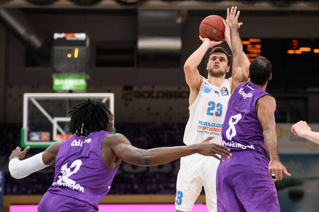 BG Göttingen Syntainics MBC 12 12 2020, Basketball Bundesliga easyCredit BBL, season 2020 2021, main round, 6 matchday, BG Göttingen Syntainics MBC Weißenfels Michal Michalak M plays against Göttingens Tai Odiase l and Göttingens Akeem Vargas Göttingen Lower Saxony Germany