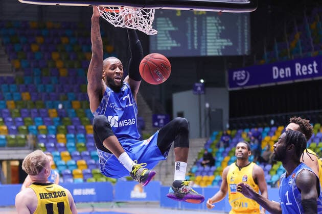Fraport Skyliners MHP GIANTS Ludwigsburg, easyCredit BBL Dunking by Kamari Murphy Fraport Skyliners, 21 easyCredit BBL basketball game between Fraport Skyliners and MHP GIANTS Ludwigsburg on December 12, 2020 in the Fraport Arena in Frankfurt am Main, Frankfurt am Main Hesse Germany Fraport Arena