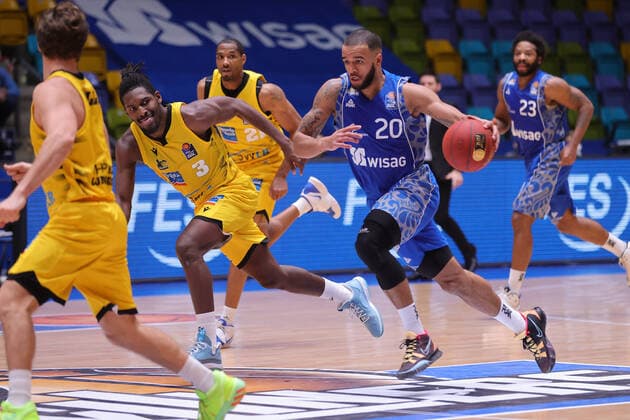 Fraport Skyliners MHP GIANT Ludwigsburg, easyCredit BBL Fast start of Rasheed Moore Fraport Skyliners, 20 , left, accompanied by Jaleen Smith Ludwigsburg, 3 Basketball game of easyCredit BBL between Fraport Skyliners and MHP GIANT Ludwigsburg on December 12, 2020 in the Fraport Arena in Frankfurt am Main , Frankfurt Unterliederbach Hessen Germany Fraport Arena