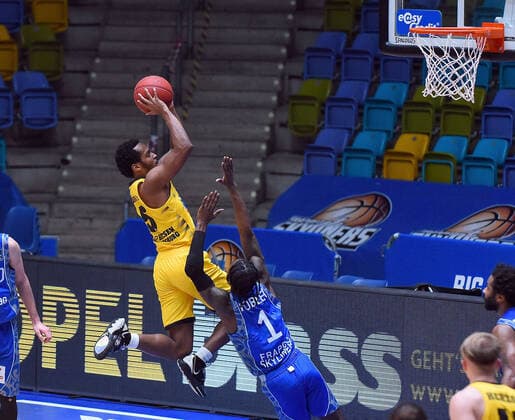 12 12 2020, xhbx, Basketball BBL Bundesliga, Frankfurt Skyliners MHP Riesen Ludwigsburg emspor, v l Barry Brown Jr MHP Riesen Ludwigsburg , Matt Mobley Fraport Skyliners Frankfurt DFL DFB REGULATIONS PROHIBIT ANY USE OF PHOTOGRAPHS as IMAGE SEQUENCES and or QUASI VIDEO Frankfurt am Main
