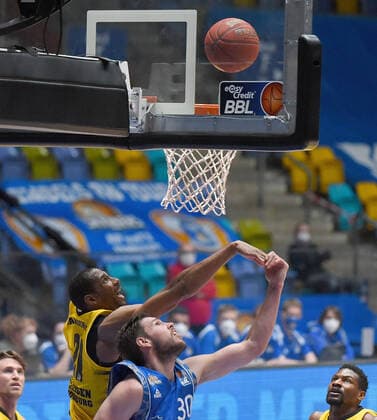 12 12 2020, xhbx, Basketball BBL Bundesliga, Frankfurt Skyliners MHP Riesen Ludwigsburg emspor, v l Tremmell Darden MHP Riesen Ludwigsburg , Jon Axel Gudmundsson Fraport Skyliners Frankfurt DFL DFB REGULATIONS PROHIBIT ANY USE OF PHOTOGRAPHS as IMAGE SEQUENCES and or QUASI VIDEO Frankfurt am Main