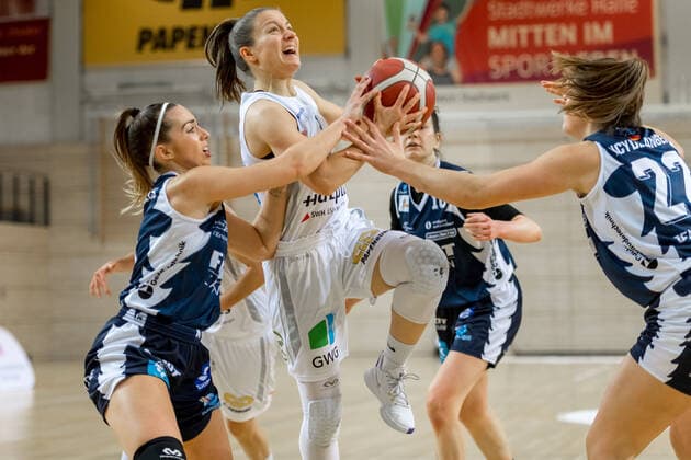 Laura Schinkel 07, GISA Lions SV Halle takes on Magaly Sonja Meynadier XCYDE Angels and Laura Geiselsöder XCYDE Angels by GISA Lions SV Halle vs XCYDE Angels Nördlingen Basketball 1 Bundesliga ERDGAS Sportarena Halle Saale 12 12 2020 Photo Holger John Sachsen Anhalt Germany