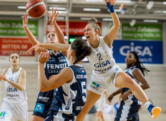 Darien Huff 02, GISA Lions SV Halle is sharply attacked by Magaly Sonja Meynadier XCYDE Angels GISA Lions SV Halle vs XCYDE Angels Nördlingen Basketball 1 Bundesliga ERDGAS Sportarena Halle Saale 12 12 2020 Photo Holger John Sachsen Anhalt Germany