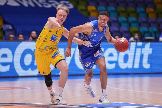 Fraport Skyliners MHP GIANTS Ludwigsburg, easyCredit BBL duel between Lukas Herzog Ludwigsburg, 11, left and Len Adam Schoormann Fraport Skyliners, 6 easyCredit BBL basketball match between Fraport Skyliners and MHP GIANTS Ludwigsburg on December 12, 2020 in the Fraport Arena in Frankfurt am Main, Frankfurt am Main Hesse Germany Fraport Arena