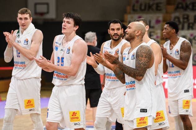BG Göttingen Syntainics MBC 12 12 2020, Basketball Bundesliga easyCredit BBL, Season 2020 2021, Main Round, 6 Matchday, BG Göttingen Syntainics MBC Weißenfels Players clap after the game on the field Göttingen Lower Saxony Germany