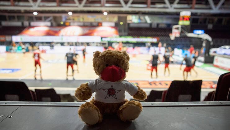 Germany, Chemnitz, Messe Chemnitz, 12 12 2020, emspor, emonline, despor, deonline, NINERS Chemnitz vs s Oliver Wuerzburg, Basketball, BBL Bild v li Shooty YoungStar also Chemnitz in the hall DFL REGULATIONS PROHIBIT ANY USE OF PHOTOGRAPHS AS IMAGE SEQUENCES AND OR QUASI VIDEO Copyright: HMBxMedia xHeikoxBecker