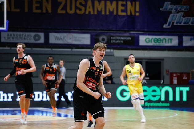 Jonas Niedermanner wiha Panthers Schwenningen, 09 cheers after Three points throw Phoenix Hagen vs wiha Panthers Schwenningen, Basketball, 2 Bundesliga, 11 Matchday, 2020 2021, 12 12 2020, Phoenix Hagen vs wiha Panthers Schwenningen, Basketball, 2 Bundesliga, 11 Matchday, 2020 2021, 12 12 2020 Hagen Copyright: xJulianxMeusel Eibner-Pressefotox EP_JML
