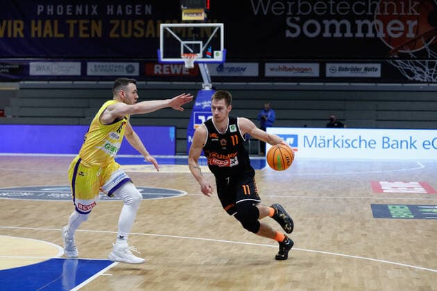 vl Dominik Spohr Phoenix Hagen, 19 in duel with Rytis Pipiras wiha Panthers Schwenningen, 11 Phoenix Hagen vs wiha Panthers Schwenningen, Basketball, 2 Bundesliga, 11 Matchday, 2020 2021, 12 12 2020, Phoenix Hagen vs wiha Panthers Schwenningen, Basketball, 2 Bundesliga, 11 Matchday, 2020 2021, 12 12 2020 Hagen Copyright: xJulianxMeusel Eibner-Pressefotox EP_JML