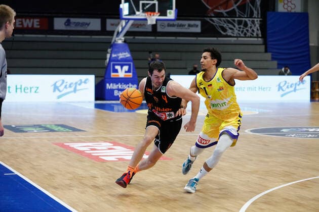 Ivan Mikulic wiha Panthers Schwenningen, 04 in duel with Joel Aminu Phoenix Hagen, 21 Phoenix Hagen vs wiha Panthers Schwenningen, Basketball, 2 Bundesliga, 11 Matchday, 2020 2021, 12 12 2020, Phoenix Hagen vs wiha Panthers Schwenningen, Basketball, 2 Bundesliga, 11 Matchday, 2020 2021, 12 12 2020 Hagen Copyright: xJulianxMeusel Eibner-Pressefotox EP_JML