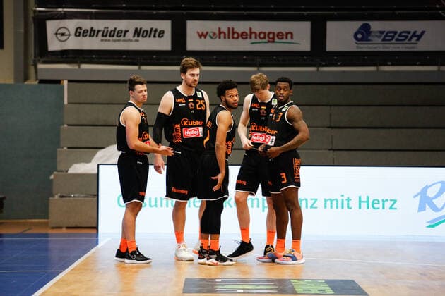 vl Grant Teichmann wiha Panthers Schwenningen, 07 , Robin Jorch wiha Panthers Schwenningen, 25 , Nate Britt wiha Panthers Schwenningen, 01 , Jonas Niedermanner wiha Panthers Schwenningen, 09 , Shaun Willett wiha Panthers Schwenningen, 03 Phoenix Hagen vs wiha Panthers Schwenningen, Basketball, 2 Bundesliga, 11 Matchday, 2020 2021, 12 12 2020, Phoenix Hagen vs wiha Panthers Schwenningen, Basketball, 2 Bundesliga, 11 Matchday, 2020 2021, 12 12 2020 Hagen Copyright: xJulianxMeusel Eibner-Pressefotox EP_JML