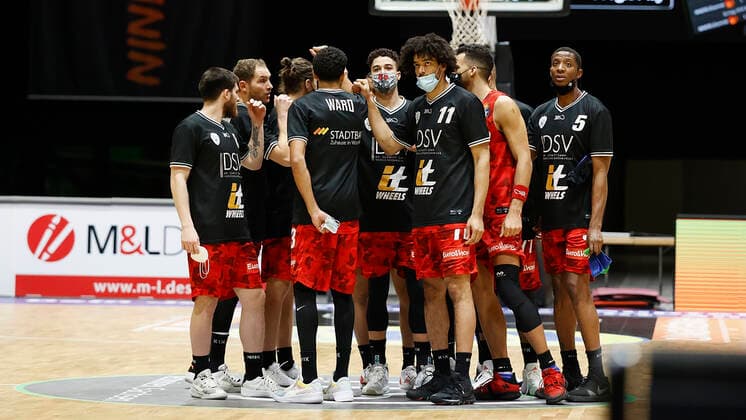 Germany, Chemnitz, Messe Chemnitz, 12 12 2020, emspor, emonline, despor, deonline, NINERS Chemnitz vs s Oliver Wuerzburg, Basketball, BBL Bild v li Mannschaftskreis DFL REGULATIONS PROHIBIT ANY USE OF PHOTOGRAPHS AS IMAGE SEQUENCES AND OR QUASI VIDEO Copyright: HMBxMedia xHeikoxBecker