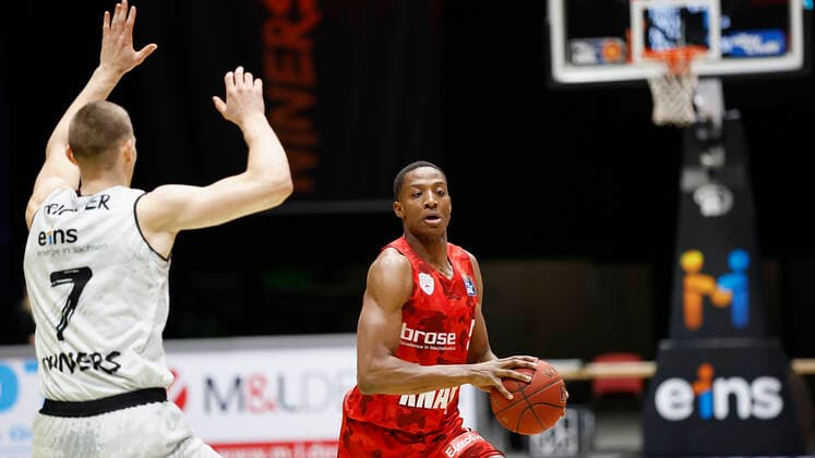 Germany, Chemnitz, Messe Chemnitz, 12 12 2020, emspor, emonline, despor, deonline, NINERS Chemnitz vs s Oliver Wuerzburg, Basketball, BBL Bild v li Jonas Richter NINERS Chemnitz und Justin Sears s Oliver Wuerzburg DFL REGULATIONS PROHIBIT ANY USE OF PHOTOGRAPHS AS IMAGE SEQUENCES AND OR QUASI VIDEO Copyright: HMBxMedia xHeikoxBecker