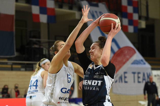 Halle, Germany 12 December 2020 1 BBL Women 2020 2021 Gisa Lions SV Halle vs Xcyde Angels Noerdlingen v li in duel Styliani Fouraki Halle and Nadjeschda Ilmberger Noerdlingen Erdgas Sportarena Sachsen Anhalt Copyright: xFotostandx xxBallaschx