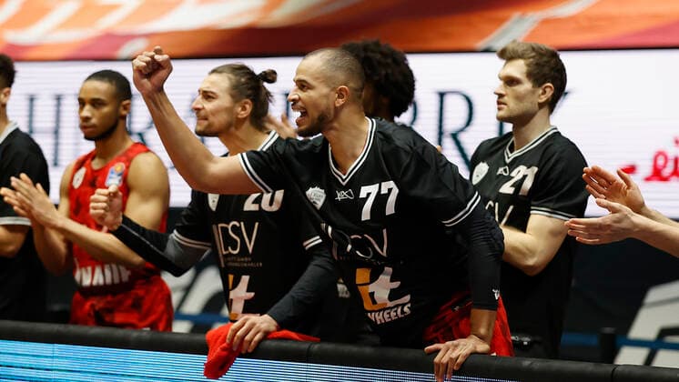 Germany, Chemnitz, Messe Chemnitz, 12 12 2020, emspor, emonline, despor, deonline, NINERS Chemnitz vs s Oliver Wuerzburg, Basketball, BBL Bild v li The Wuerzburger Bank around Alex King s Oliver Wuerzburg cheers DFL REGULATIONS PROHIBIT ANY USE OF PHOTOGRAPHS AS IMAGE SEQUENCES AND OR QUASI VIDEO Copyright: HMBxMedia xHeikoxBecker