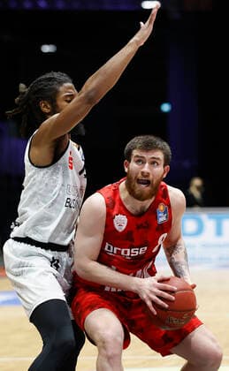 Germany, Chemnitz, Messe Chemnitz, 12 12 2020, emspor, emonline, despor, deonline, NINERS Chemnitz vs s Oliver Wuerzburg, Basketball, BBL Bild v li Marcus Thornton NINERS Chemnitz and Tayler Persons s Oliver Wuerzburg DFL REGULATIONS PROHIBIT ANY USE OF PHOTOGRAPHS AS IMAGE SEQUENCES AND OR QUASI VIDEO Copyright: HMBxMedia xHeikoxBecker