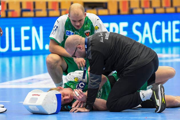 Berlins Marian Michalczik lies on the ground playing in the Handball Bundesliga, Die Eulen Ludwigshafen Fuechse Berlin Ludwigshafen am Rhein 12 12 20 Handball , 12 12 2020, Ludwigshafen am Rhein Germany xpxmrx
