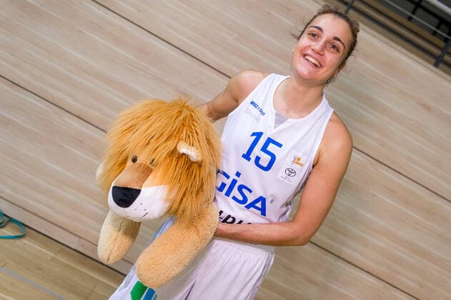 Styliani Stella Fouraki 15, GISA Lions SV Halle gets a lion from the fans GISA Lions SV Halle vs XCYDE Angels Nördlingen Basketball 1 Bundesliga ERDGAS Sportarena Halle Saale 12 12 2020 Photo Holger John Sachsen Anhalt Germany