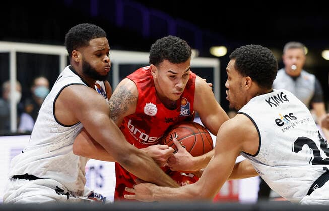 Germany, Chemnitz, Messe Chemnitz, 12 12 2020, emspor, emonline, despor, deonline, NINERS Chemnitz vs s Oliver Wuerzburg, Basketball, BBL Picture vs li Joseph Lawson III NINERS Chemnitz , Tyson Ward s Oliver Wuerzburg and George King NINERS Chemnitz DFL REGULATIONS PROHIBIT ANY USE OF PHOTOGRAPHS AS IMAGE SEQUENCES AND OR QUASI VIDEO Copyright: HMBxMedia xHeikoxBecker