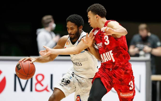 Germany, Chemnitz, Messe Chemnitz, 12 12 2020, emspor, emonline, despor, deonline, NINERS Chemnitz vs s Oliver Wuerzburg, Basketball, BBL Bild v li Terrell Harris NINERS Chemnitz and Tyson Ward s Oliver Wuerzburg DFL REGULATIONS PROHIBIT ANY USE OF PHOTOGRAPHS AS IMAGE SEQUENCES AND OR QUASI VIDEO Copyright: HMBxMedia xHeikoxBecker