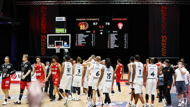 Germany, Chemnitz, Messe Chemnitz, 12 12 2020, emspor, emonline, despor, deonline, NINERS Chemnitz vs s Oliver Wuerzburg, Basketball, BBL Bild v li The game is over, Wuerzburg wins in Chemnitz with 76 67 DFL REGULATIONS PROHIBIT ANY USE OF PHOTOGRAPHS AS IMAGE SEQUENCES AND OR QUASI VIDEO Copyright: HMBxMedia xHeikoxBecker