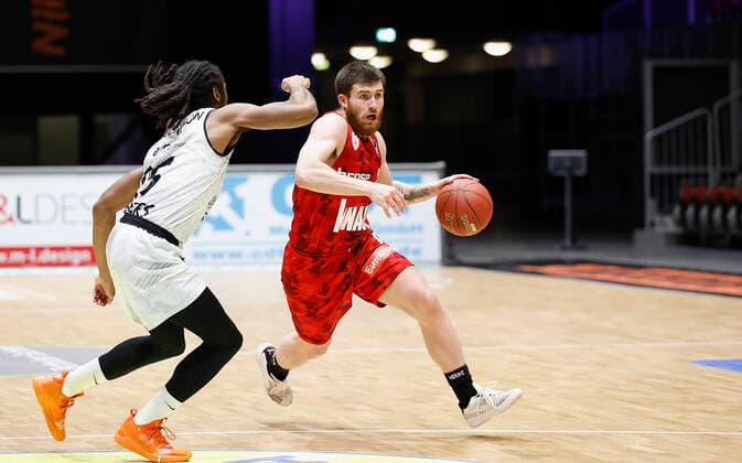 Germany, Chemnitz, Messe Chemnitz, 12 12 2020, emspor, emonline, despor, deonline, NINERS Chemnitz vs s Oliver Wuerzburg, Basketball, BBL Bild v li Marcus Thornton NINERS Chemnitz and Tayler Persons s Oliver Wuerzburg DFL REGULATIONS PROHIBIT ANY USE OF PHOTOGRAPHS AS IMAGE SEQUENCES AND OR QUASI VIDEO Copyright: HMBxMedia xHeikoxBecker