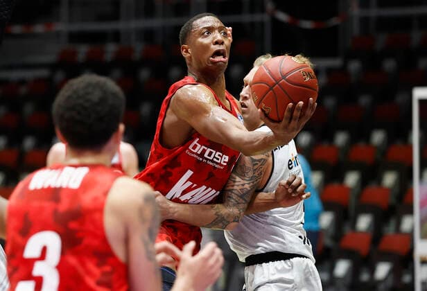 Germany, Chemnitz, Messe Chemnitz, 12 12 2020, emspor, emonline, despor, deonline, NINERS Chemnitz vs s Oliver Wuerzburg, Basketball, BBL Bild v li Justin Sears s Oliver Wuerzburg and Malte Ziegenhagen NINERS Chemnitz DFL REGULATIONS PROHIBIT ANY USE OF PHOTOGRAPHS AS IMAGE SEQUENCES AND OR QUASI VIDEO Copyright: HMBxMedia xHeikoxBecker