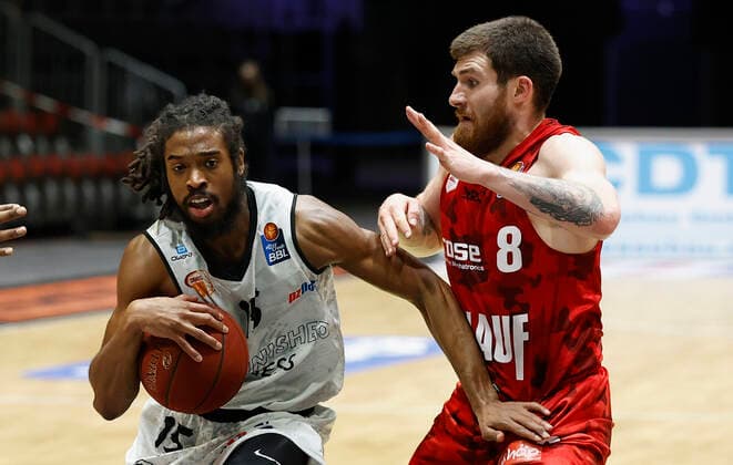 Germany, Chemnitz, Messe Chemnitz, 12 12 2020, emspor, emonline, despor, deonline, NINERS Chemnitz vs s Oliver Wuerzburg, Basketball, BBL Bild v li Marcus Thornton NINERS Chemnitz and Tayler Persons s Oliver Wuerzburg DFL REGULATIONS PROHIBIT ANY USE OF PHOTOGRAPHS AS IMAGE SEQUENCES AND OR QUASI VIDEO Copyright: HMBxMedia xHeikoxBecker