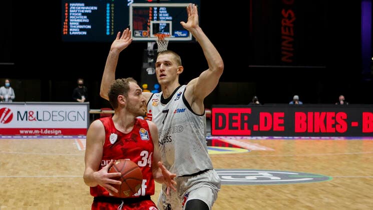 Germany , Chemnitz, Messe Chemnitz, 12 12 2020, emspor, emonline, despor, deonline, NINERS Chemnitz vs s Oliver Wuerzburg, easyCredit BBL, 6 Matchday Picture v l Felix Hoffmann s Oliver Wuerzburg and Jonas Richter NINERS Chemnitz DFL REGULATIONS PROHIBIT ANY USE OF PHOTOGRAPHS AS IMAGE SEQUENCES AND OR QUASI VIDEO Copyright: HMBxMedia JulienxBecker