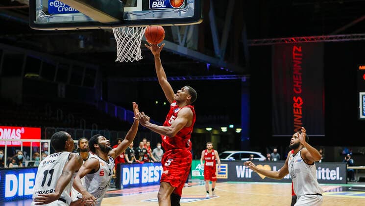 Germany , Chemnitz, Messe Chemnitz, 12 12 2020, emspor, emonline, despor, deonline, NINERS Chemnitz vs s Oliver Wuerzburg, easyCredit BBL, 6 Matchday Picture from Isiaha Mike NINERS Chemnitz , Marcus Thornton NINERS Chemnitz , Terrell Harris NINERS Chemnitz , Justin Sears s Oliver Wuerzburg with the lay-up and Joseph Lawson III NINERS Chemnitz DFL REGULATIONS PROHIBIT ANY USE OF PHOTOGRAPHS AS IMAGE SEQUENCES AND OR QUASI VIDEO Copyright: HMBxMedia JulienxBecker