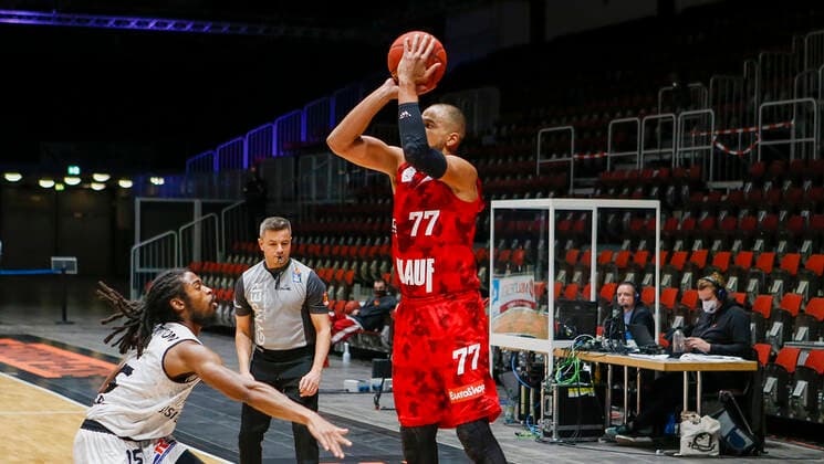 Germany , Chemnitz, Messe Chemnitz, 12 12 2020, emspor, emonline, despor, deonline, NINERS Chemnitz vs s Oliver Wuerzburg, easyCredit BBL, 6 Matchday Bild v l Marcus Thornton NINERS Chemnitz and Alex King s Oliver Wuerzburg with the triple DFL REGULATIONS PROHIBIT ANY USE OF PHOTOGRAPHS AS IMAGE SEQUENCES AND OR QUASI VIDEO Copyright: HMBxMedia JulienxBecker
