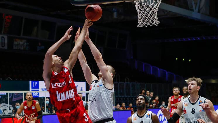 Germany , Chemnitz, Messe Chemnitz, 12 12 2020, emspor, emonline, despor, deonline, NINERS Chemnitz vs. s Oliver Wuerzburg, easyCredit BBL, 6 matchday picture from Alex King s Oliver Wuerzburg , Tyson Ward s Oliver Wuerzburg with the basket layer, Jonas Richter NINERS Chemnitz , Terrell Harris NINERS Chemnitz , Tayler Persons s Oliver Wuerzburg , Marcus Thornton NINERS Chemnitz and Jan Niklas Wimberg NINERS Chemnitz DFL REGULATIONS PROHIBIT ANY USE OF PHOTOGRAPHS AS IMAGE SEQUENCES AND OR QUASI VIDEO Copyright: HMBxMedia JulienxBecker