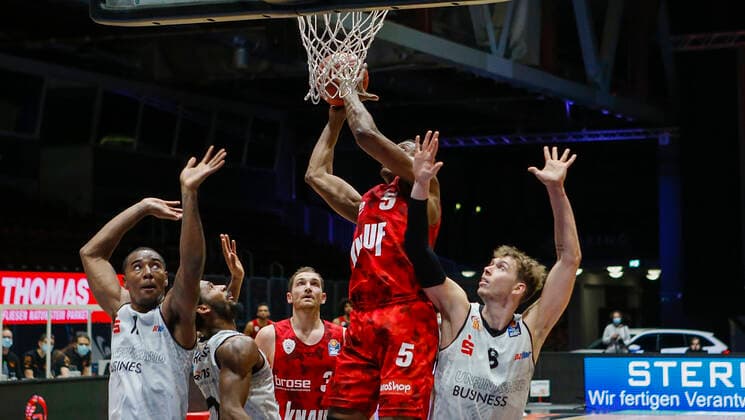 Germany , Chemnitz, Messe Chemnitz, 12 12 2020, emspor, emonline, despor, deonline, NINERS Chemnitz vs s Oliver Wuerzburg, easyCredit BBL, 6 Matchday Picture from Isiaha Mike NINERS Chemnitz , Terrell Harris NINERS Chemnitz , Felix Hoffmann s Oliver Wuerzburg , Justin Sears s Oliver Wuerzburg with the lay-up and Jan Niklas Wimberg NINERS Chemnitz DFL REGULATIONS PROHIBIT ANY USE OF PHOTOGRAPHS AS IMAGE SEQUENCES AND OR QUASI VIDEO Copyright: HMBxMedia JulienxBecker