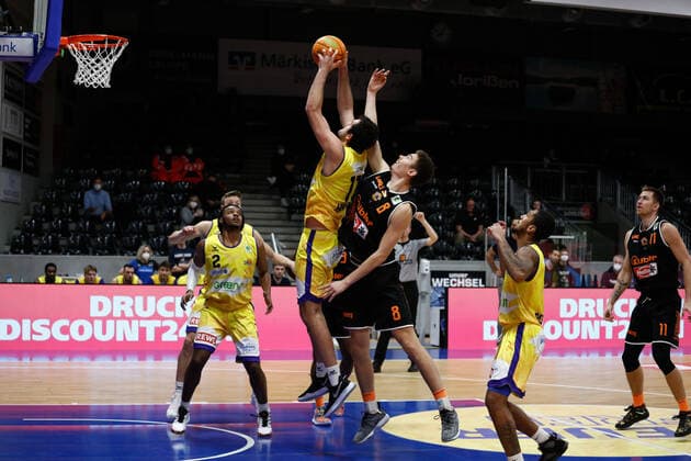 Zach Haney Phoenix Hagen, 11 in duel with Felix Edwardsson wiha Panthers Schwenningen, 08 Phoenix Hagen vs wiha Panthers Schwenningen, Basketball, 2 Bundesliga, 11 Matchday, 2020 2021, 12 12 2020, Phoenix Hagen vs wiha Panthers Schwenningen, Basketball, 2 Bundesliga, 11 Matchday, 2020 2021, 12 12 2020 Hagen Copyright: xJulianxMeusel Eibner-Pressefotox EP_JML