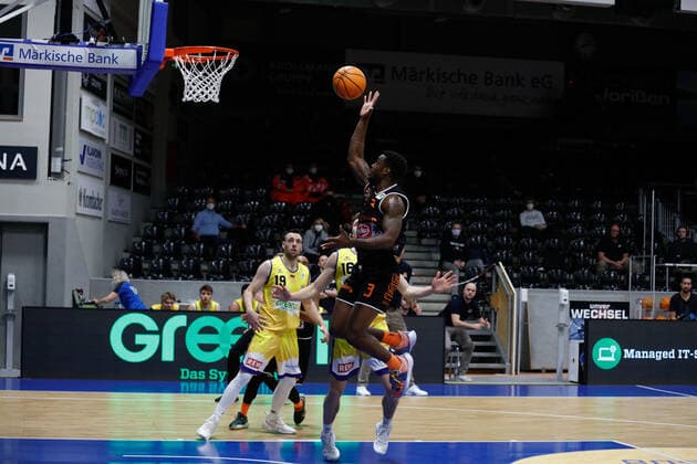 Shaun Willett wiha Panthers Schwenningen, 03 skips Jannik Lodders Phoenix Hagen, 16 Phoenix Hagen vs wiha Panthers Schwenningen, Basketball, 2 Bundesliga, 11 Matchday, 2020 2021, 12 12 2020, Phoenix Hagen vs wiha Panthers Schwenningen, Basketball, 2 Bundesliga, 11 Matchday, 2020 2021, 12 12 2020 Hagen Copyright: xJulianxMeusel Eibner-Pressefotox EP_JML