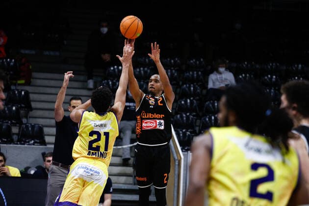 Chris Frazier wiha Panthers Schwenningen, 02 for three against Joel Aminu Phoenix Hagen, 21 Phoenix Hagen vs wiha Panthers Schwenningen, Basketball, 2 Bundesliga, 11 Matchday, 2020 2021, 12 12 2020, Phoenix Hagen vs wiha Panthers Schwenningen, Basketball, 2 Bundesliga, 11 Matchday, 2020 2021, 12 12 2020 Hagen Copyright: xJulianxMeusel Eibner-Pressefotox EP_JML