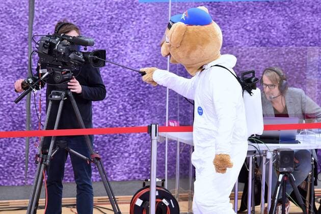 Gesiterspiele, mascot mascot ZUFFI with fake disinfection at TV Kamera, GER, Basketball, Bundesliga, BBL, BG Goettingen Syntainics MBC, 12 12 2020, Basketball, Bundesliga, BBL, BG Goettingen Syntainics MBC, 12 12 2020 Goettingen Copyright: xSippel xEibner-Pressefotox EP_rsl