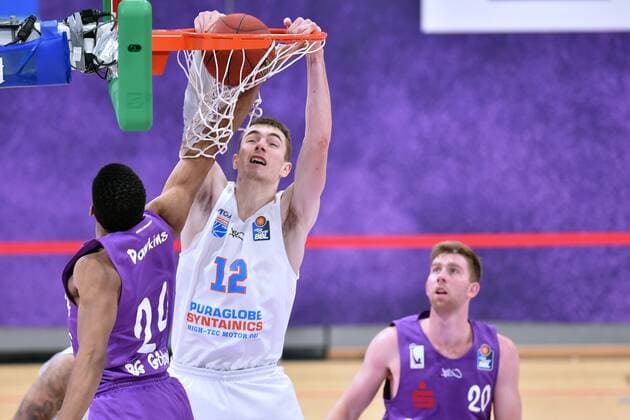 Lay-up for Philipp Hartwich Syntainics MBC Aubrey Dawkins BG Goettingen L , GER, Basketball, Bundesliga, BBL, BG Goettingen Syntainics MBC, 12 12 2020, Basketball, Bundesliga, BBL, BG Goettingen Syntainics MBC, 12 12 2020 Goettingen Copyright: xSippel xEibner-Pressefotox EP_rsl