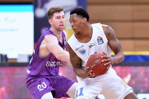 Kyndahl Hill Syntainics MBC on the ball, Will Rayman BG Goettingen L, GER, Basketball, Bundesliga, BBL, BG Goettingen Syntainics MBC, 12 12 2020, Basketball, Bundesliga, BBL, BG Goettingen Syntainics MBC, 12 12 2020 Goettingen Copyright: xSippel xEibner-Pressefotox EP_rsl