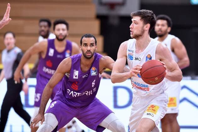 Michal Michalak Syntainics MBC am Bal , Akeem Vargas BG Goettingen L , GER, Basketball, Bundesliga, BBL, BG Goettingen Syntainics MBC, 12 12 2020, Basketball, Bundesliga, BBL, BG Goettingen Syntainics MBC, 12 12 2020 Goettingen Copyright: xSippel xEibner-Pressefotox EP_rsl