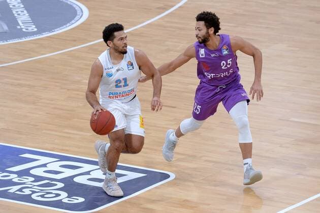 Quinton Hooker Syntainics MBC on the ball andGalen Robinson Jr BG Goettingen , GER, Basketball, Bundesliga, BBL, BG Goettingen Syntainics MBC, 12 12 2020, Basketball, Bundesliga, BBL, BG Goettingen Syntainics MBC, 12 12 2020 Goettingen Copyright: xSippel xEibner-Pressefotox EP_rsl