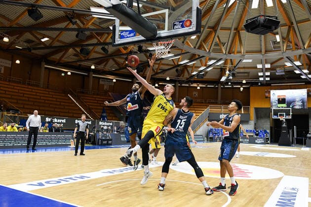 Rasid Mahalbasic EWE Baskets Oldenburg against Haywood Highsmith HAKRO Merlins Crailsheim and Bogdan Radosavljevic HAKRO Merlins Crailsheim , GER, HAKRO Merlins Crailsheim vs. EWE Baskets Oldenburg, 12 12 2020, 6 Matchday easycredit Basketball Bundesliga, season 2020 2021 GER, HAKRO Merlins Crailsheim vs EWE Baskets Oldenburg, 12 12 2020, 6 Matchday easycredit Basketball Bundesliga, season 2020 2021 Crailsheim Copyright: xMemmlerx Eibner-Pressefotox EP_mmr